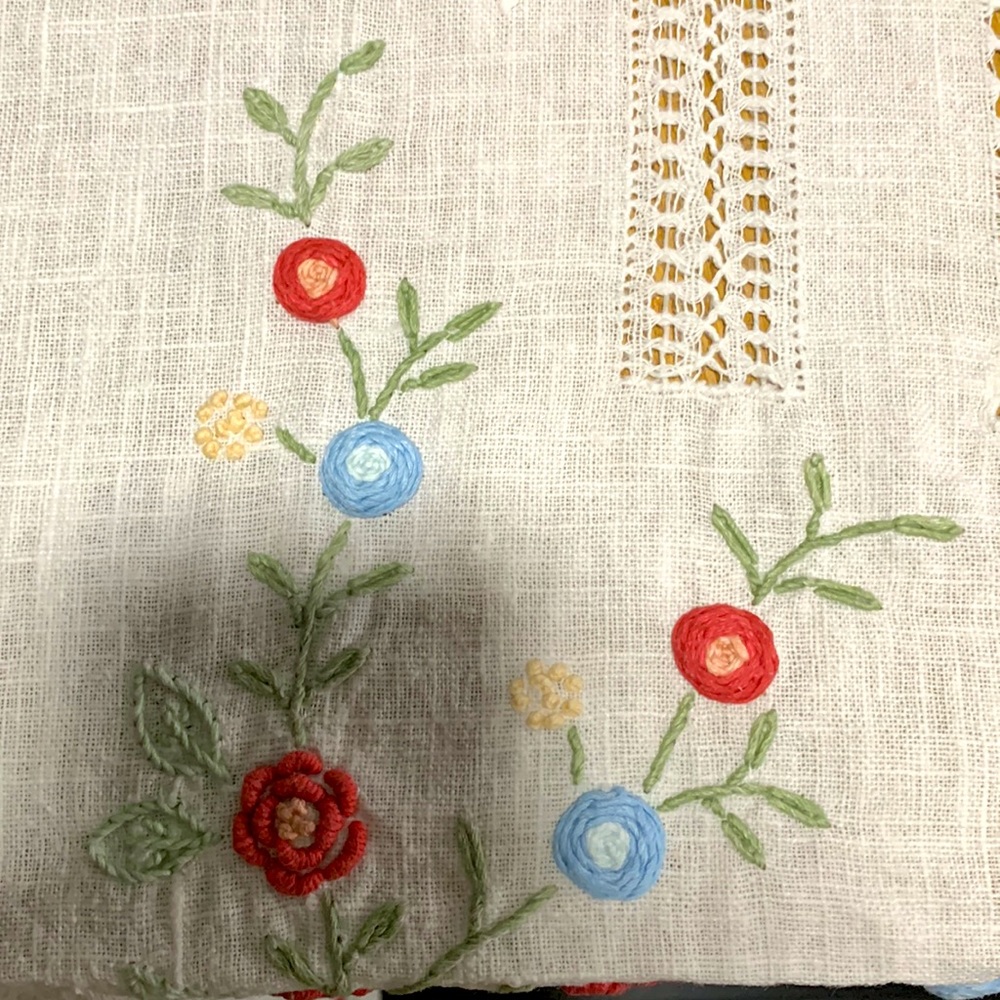 ✨ April Cornell Embroidered Table Linen - Picture 4 of 15